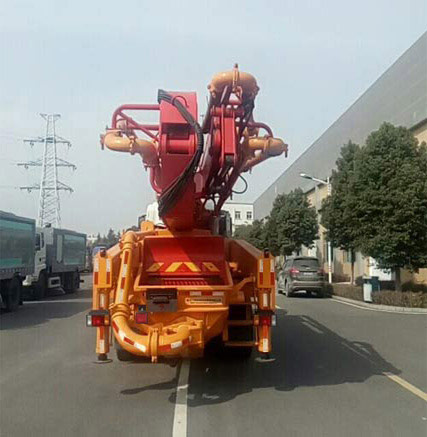 電腦電源保險在什么位置
